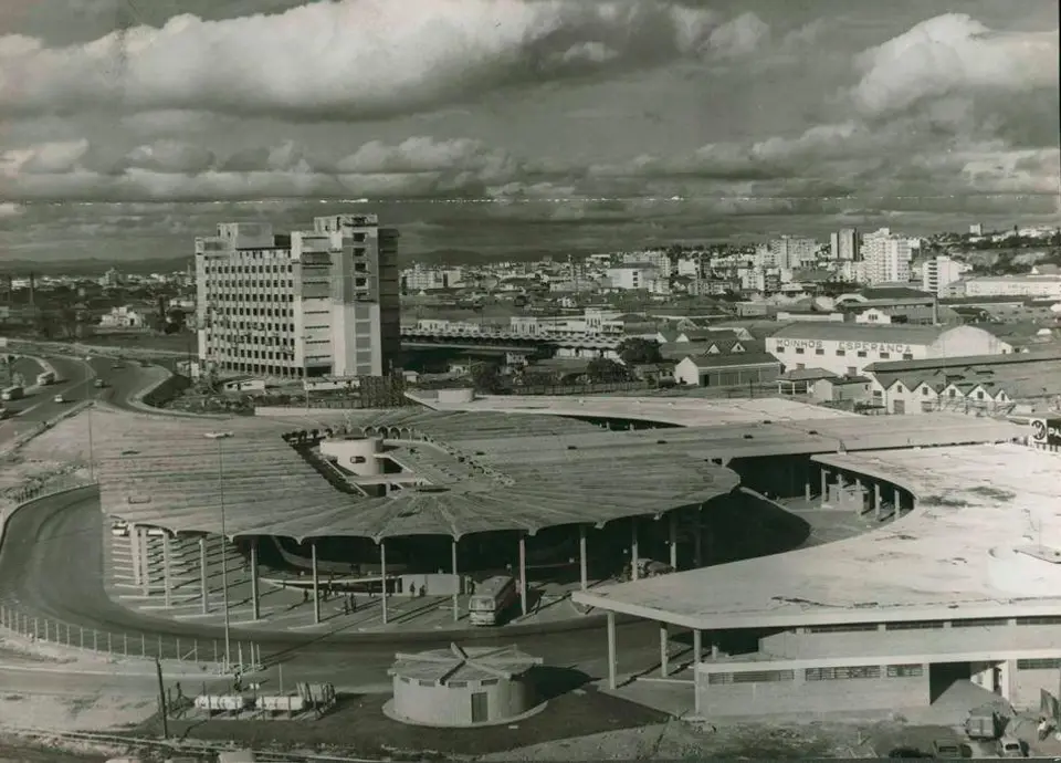 Prédio da RFFSA ainda em obras, junto à rodoviária de Porto Alegre